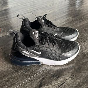 Womens Nike AirMax 270 Black and White size 9